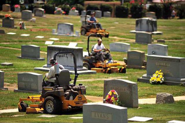 0708HOT-groundsmen1