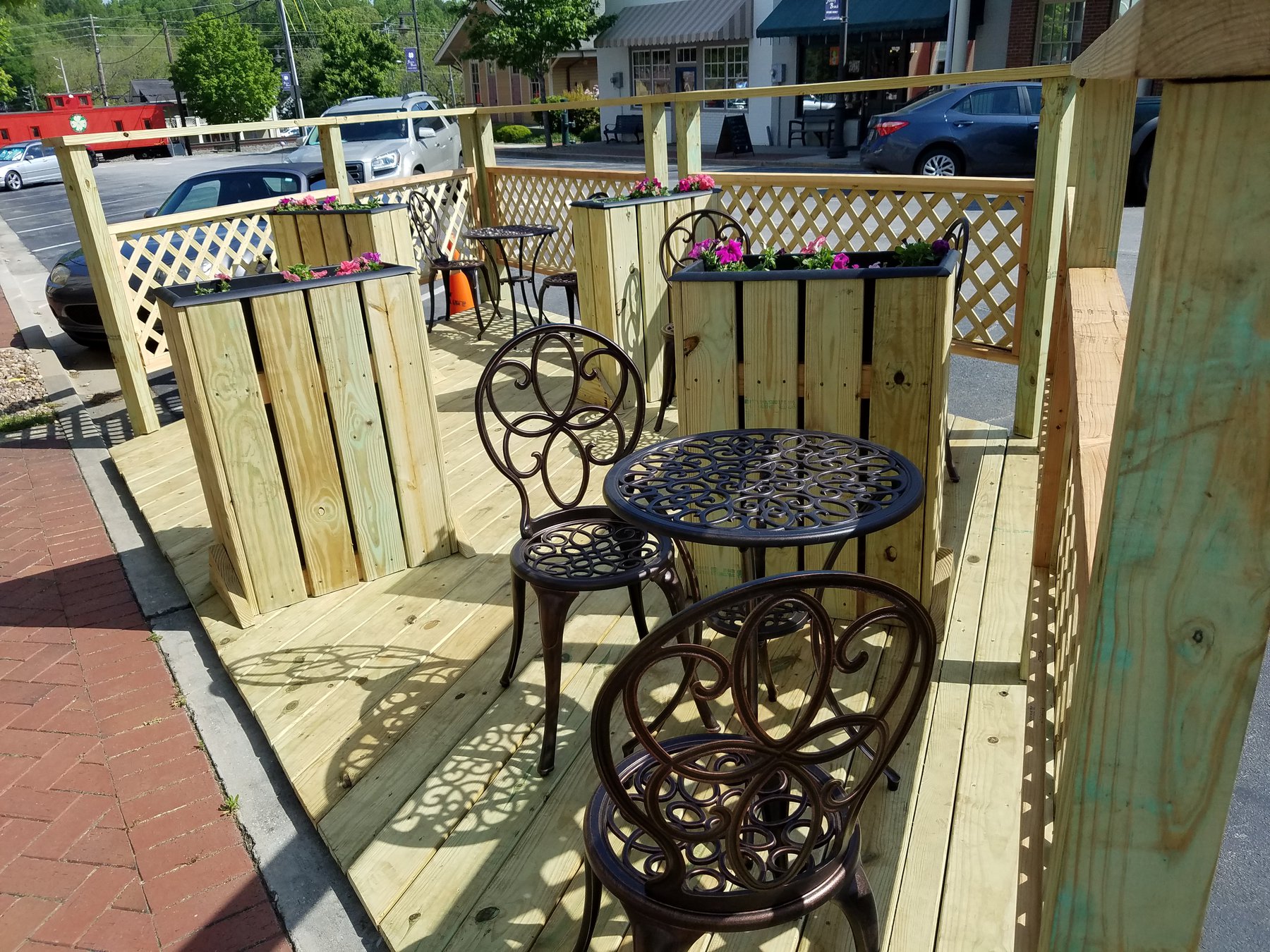 Flowery Branch adds outdoor seating downtown with ‘parklet
