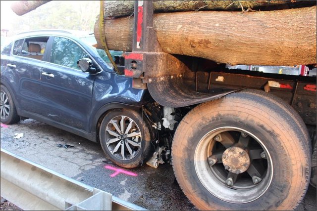 Gainesville man killed after wreck with logging truck - Gainesville Times