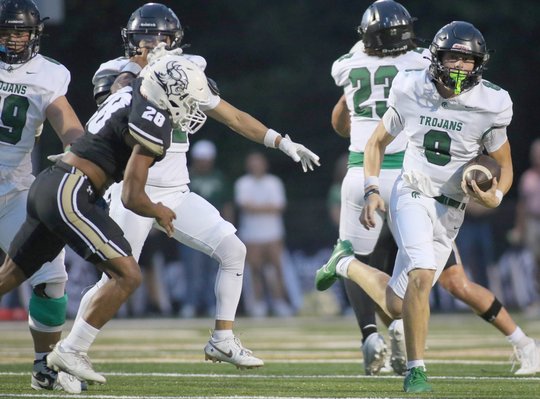 High school football: Crazy ending to wild game sends North Hall past East Hall