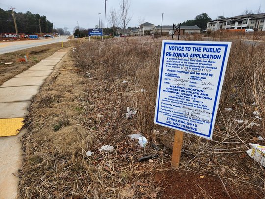 Retail building planned next to South Hall grocery store