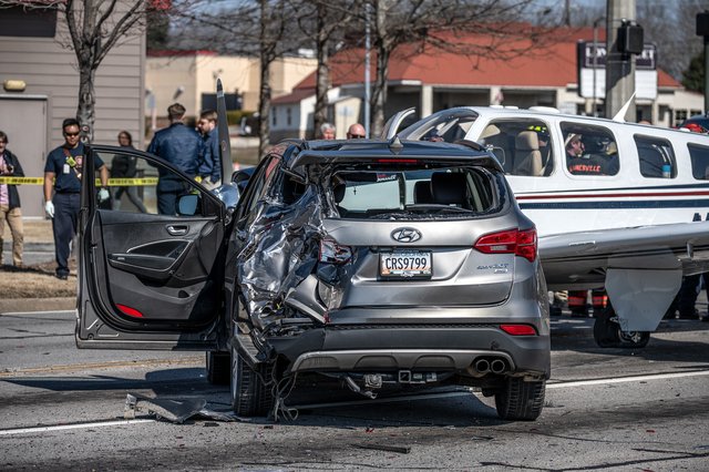 Update: Video shows plane crash into cars on Browns Bridge Road