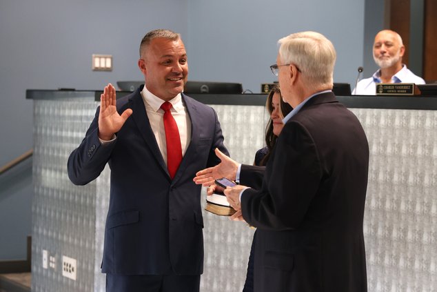 101526_FBPoliceChiefSwearingIn_30.jpg