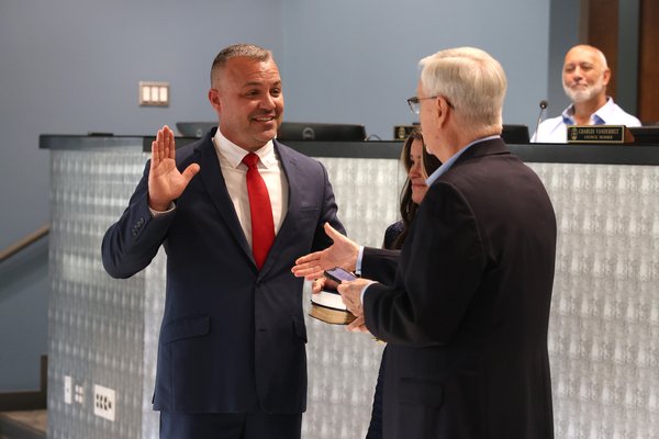 101526_FBPoliceChiefSwearingIn_30.jpg